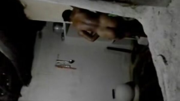 شقراء سكس اجنبية مترجم سلوتي تدخن سيجارة مع بوسها البالية