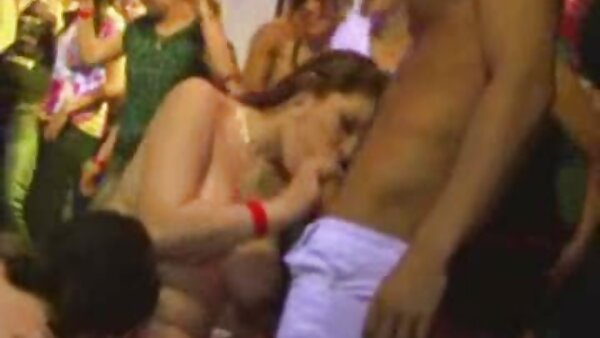 اللسان المزدوج من العاهرات الشباب لرجل أسود مهيب سكسي اجنبي مترجم