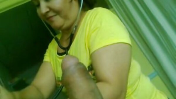 امرأة سمراء ذات بشرة داكنة سكس اجنبي فيلم سكس اجنبي إحدى ركبتيها تنفخ قضيب رجل بكاميرا