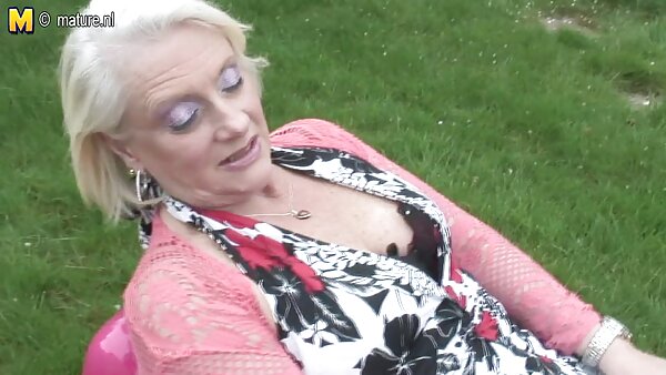 بذيء خنثى وقحة مع كبير سكس افلام اجنبيه مترجمه الثدي وهمية هو الحصول على اللسان شجاع في بركة