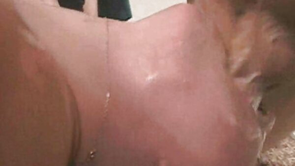 كتكوت غنيمة ذات الشعر الداكن ركوب الديك سكس اجنبي مترجم من رجلها الكاميرا غريب في وضعية عكسية
