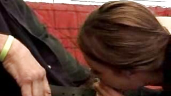 ثلاثة أزواج يندمجون في سيكس اجنبي مترجم عربي غرفة المعيشة. آنجيل سامرز تحصل على لها بوناني مارس الجنس من الصعب