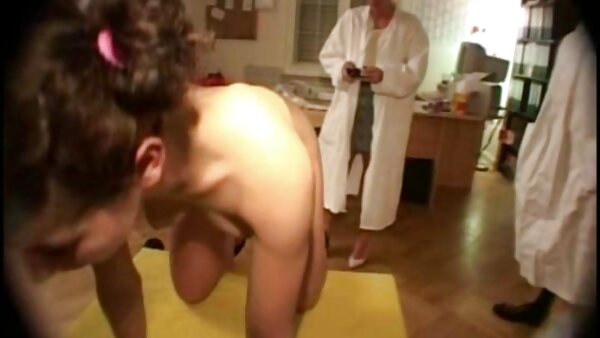 جميلة سمراء ممتلئة الجسم شرائح ، يعطي سكسأجنبي مترجم الرأس وركوب ديك قاسية في الأعلى