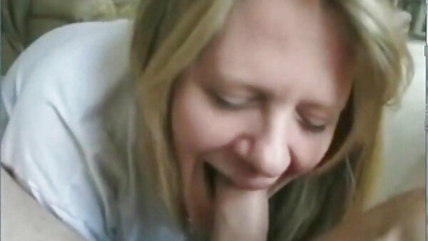 فاتنة سمراء فاتنة تستخدم كلتا يديها سكس أجنبى مترجم لإرضاء خطفها