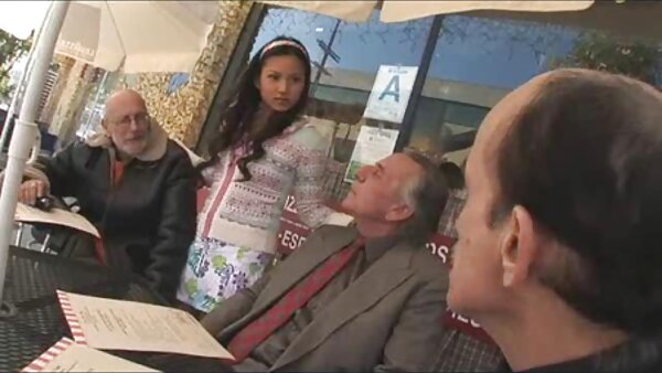 هذا الفرخ النحيف افلام اجنبي سكس محارم هو خبير اللسان الذي يحب وضع راعية البقر العكسي